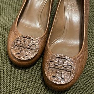 Tory Burch brown leather logo pumps